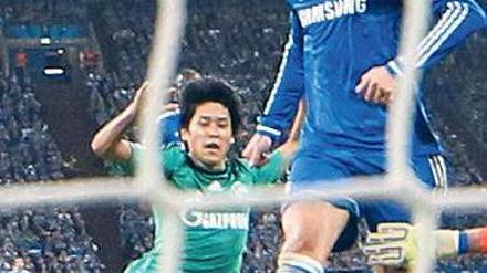 Unaufhaltsam. Chelseas Fernando Torres (r.) erzielt das vorentscheidende 2:0 zum Sieg gegen Schalke. Foto: dpa