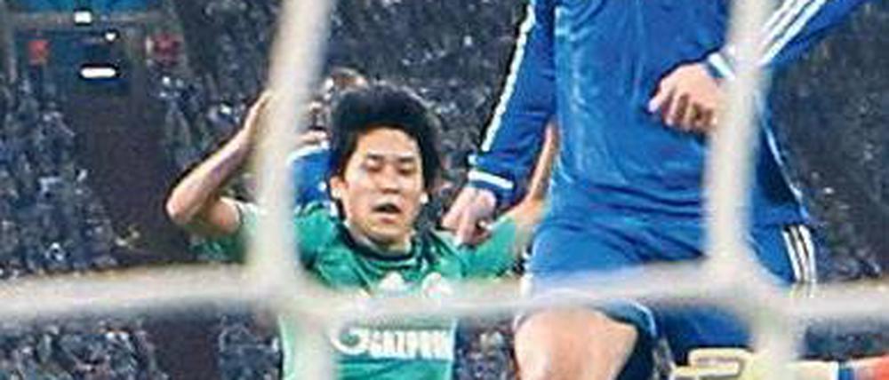 Unaufhaltsam. Chelseas Fernando Torres (r.) erzielt das vorentscheidende 2:0 zum Sieg gegen Schalke. Foto: dpa