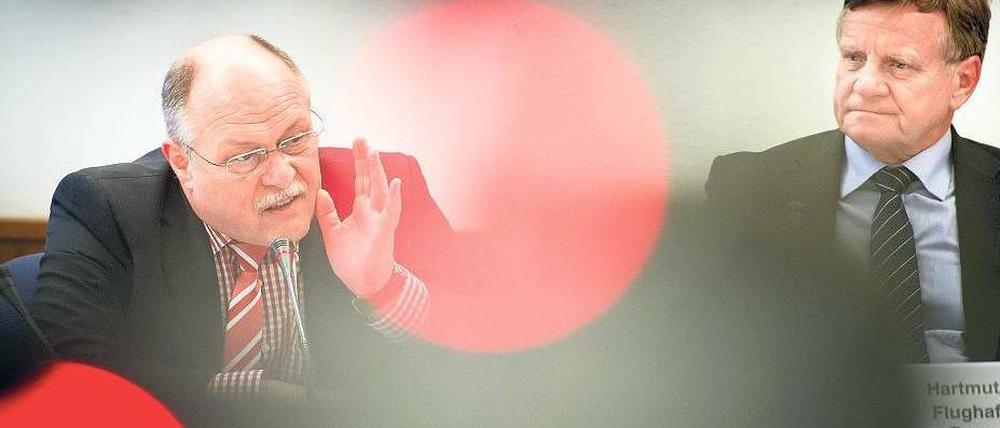 Das war’s. Diese beiden Herren, Horst Amann und Hartmut Mehdorn, müssen künftig nicht mehr gemeinsam daran arbeiten, dass der Flughafen BER möglichst bald eröffnet wird. Foto: dpa