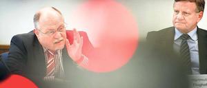 Das war’s. Diese beiden Herren, Horst Amann und Hartmut Mehdorn, müssen künftig nicht mehr gemeinsam daran arbeiten, dass der Flughafen BER möglichst bald eröffnet wird. Foto: dpa