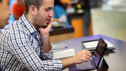 Die zweite Generation des Microsoft-Tablets Surface verfügt nun auch über ein Display in Full-HD. Noch wichtiger: Der Akku hält nun einen Arbeitstag durch.
