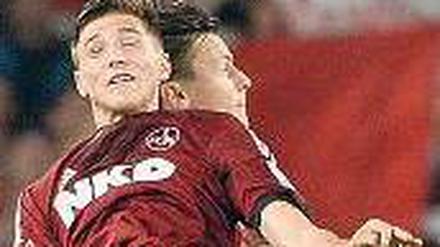 Doppelkopf. Nürnbergs Stark (vorn) und Kvist vom VfB im Zweikampf.Foto: dpa