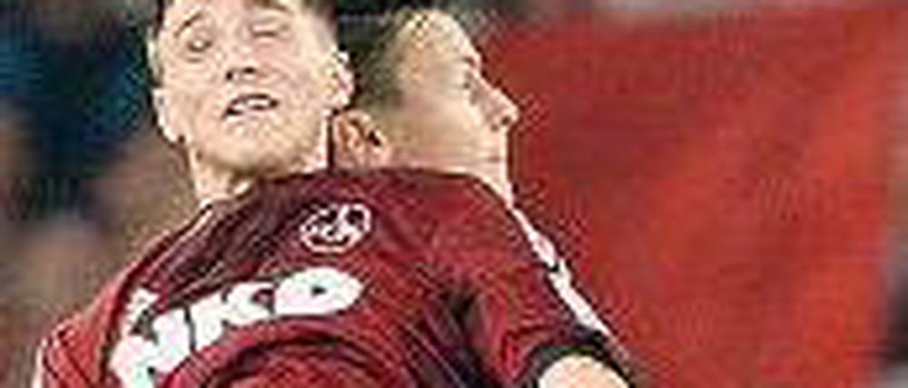 Doppelkopf. Nürnbergs Stark (vorn) und Kvist vom VfB im Zweikampf.Foto: dpa