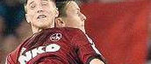 Doppelkopf. Nürnbergs Stark (vorn) und Kvist vom VfB im Zweikampf.Foto: dpa