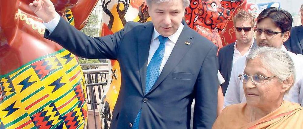 Schön hier. Aber waren Sie schon in Berlin? In der ganzen Welt wirbt Klaus Wowereit für die Hauptstadt, wie etwa hier in Indien (2012).