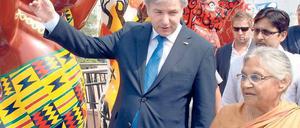 Schön hier. Aber waren Sie schon in Berlin? In der ganzen Welt wirbt Klaus Wowereit für die Hauptstadt, wie etwa hier in Indien (2012).