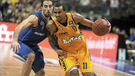 Kräftezehrend: Akeem Vargas (r.) und seine Mannschaft von Alba Berlin konnten sich nur mit großem Aufwand gegen den MBC durchsetzen.