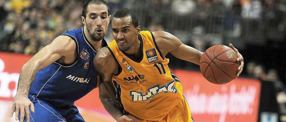 Kräftezehrend: Akeem Vargas (r.) und seine Mannschaft von Alba Berlin konnten sich nur mit großem Aufwand gegen den MBC durchsetzen.