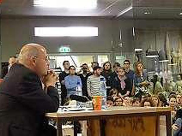 ut besucht, aber ohne offiziellen Raum: Gregor Gysi am Dienstagabend in der FU.