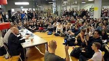 Gregor Gysi im Foyer der FU-Mensa in Dahlem.