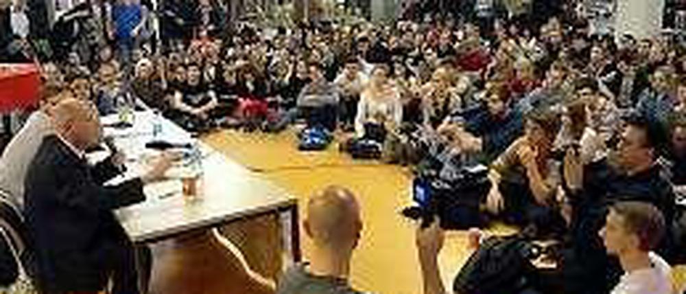 Gregor Gysi im Foyer der FU-Mensa in Dahlem.