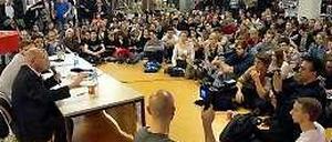 Gregor Gysi im Foyer der FU-Mensa in Dahlem.