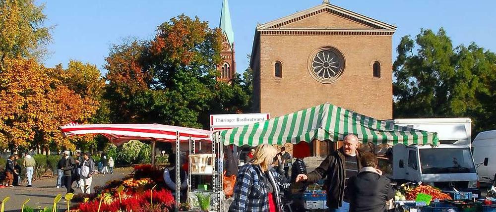 Schinkel und Gemüse: Wochenmarkt auf dem Leopoldplatz vor der Alten Nazarethkirche.