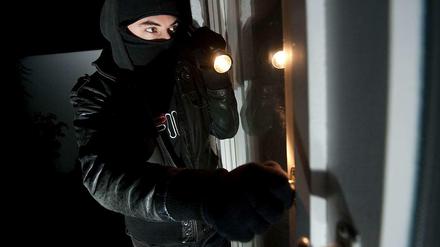 Noch gibt es keinen Grund zum Jubeln, doch offenbar kann die Polizei den Trend der immens vielen Wohnungseinbrüche in Berlin stoppen. Das lassen zumindest die Zahlen der ersten neun Monate dieses Jahres vermuten.