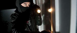 Noch gibt es keinen Grund zum Jubeln, doch offenbar kann die Polizei den Trend der immens vielen Wohnungseinbrüche in Berlin stoppen. Das lassen zumindest die Zahlen der ersten neun Monate dieses Jahres vermuten.
