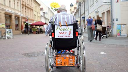 Weil die Rente nicht reicht, sammelt so mancher Rentner Flaschen.