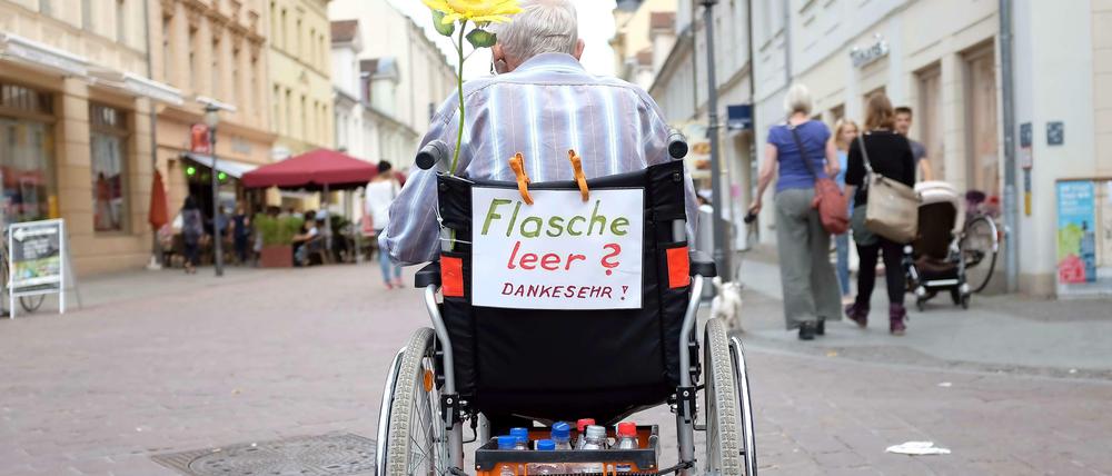 Weil die Rente nicht reicht, sammelt so mancher Rentner Flaschen.