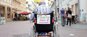 Weil die Rente nicht reicht, sammelt so mancher Rentner Flaschen.