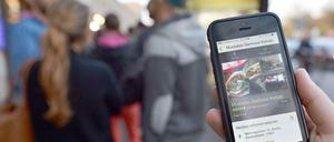 Na dann: Mahlzeit. Wer kennt sie nicht, die Riesenschlage bei Mustafa.