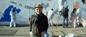Jim Avignon hat sein Mauerbild von Helfern übermalen lassen. Die Aktion war mit dem Denkmalschutz nicht abgesprochen.