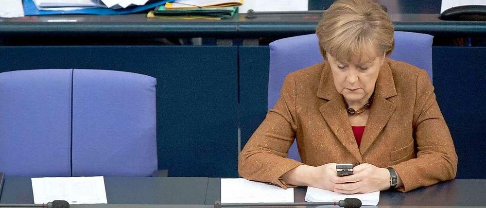 Daumen drauf. Das Handy ist Merkels wichtigstes Herrschaftsinstrument.