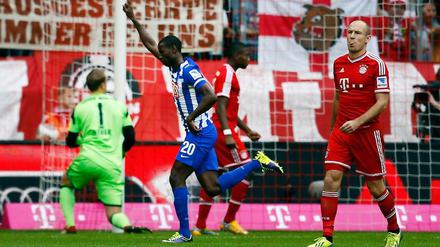 Plötzlich führen die Berliner: Adrian Ramos trifft nach einem Eckball zur 1:0-Führung für Hertha BSC bei Triple-Sieger Bayern München.