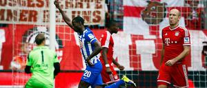 Plötzlich führen die Berliner: Adrian Ramos trifft nach einem Eckball zur 1:0-Führung für Hertha BSC bei Triple-Sieger Bayern München.