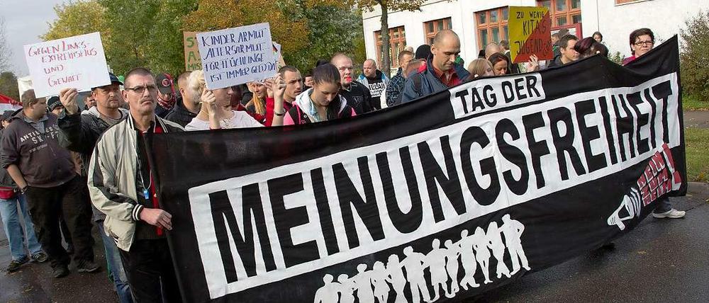 Mehrere rechte Gruppen demonstrierten am Samstag erneut gegen das Flüchtlingsheim in Hellersdorf.