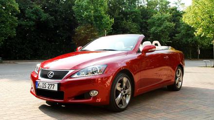 Ganz in rot mit offenem Verdeck gibt das Lexus IS 250 Cabrio eine gute Figur ab. Der Japaner trägt vorne noch das Gesicht der Vorgängergeneration. Im Sommer zeigte Lexus das Coupé mit neuem, geschärften Design.
