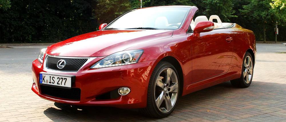 Ganz in rot mit offenem Verdeck gibt das Lexus IS 250 Cabrio eine gute Figur ab. Der Japaner trägt vorne noch das Gesicht der Vorgängergeneration. Im Sommer zeigte Lexus das Coupé mit neuem, geschärften Design.