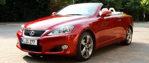 Ganz in rot mit offenem Verdeck gibt das Lexus IS 250 Cabrio eine gute Figur ab. Der Japaner trägt vorne noch das Gesicht der Vorgängergeneration. Im Sommer zeigte Lexus das Coupé mit neuem, geschärften Design.