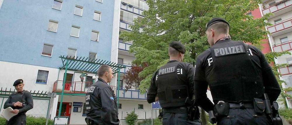 Polizisten stehen in der Ernst-Bloch-Straße im Berliner Bezirk Hellersdorf. Sie suchten nach dem vermissten achtjährigen Mädchen. 