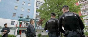Polizisten stehen in der Ernst-Bloch-Straße im Berliner Bezirk Hellersdorf. Sie suchten nach dem vermissten achtjährigen Mädchen. 