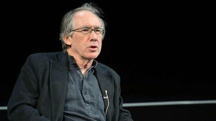 Ian McEwan las am 14.Oktober im Berliner Ensemble aus seinem neuen Roman "Honig". 