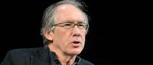 Ian McEwan las am 14.Oktober im Berliner Ensemble aus seinem neuen Roman "Honig". 