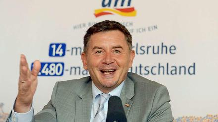 Erich Harsch, Vorsitzender der Geschäftsführung der Drogeriemarktkette dm, freut sich über einen Rekordumsatz.