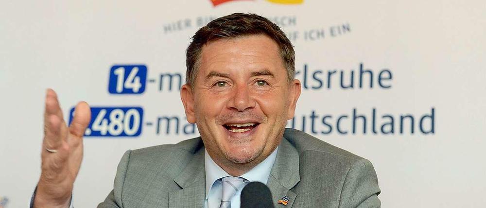 Erich Harsch, Vorsitzender der Geschäftsführung der Drogeriemarktkette dm, freut sich über einen Rekordumsatz.