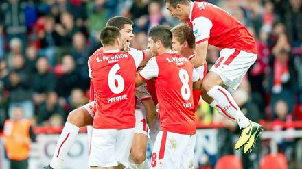 Der verdeckte Held: Irgendwo in der Jubel-Traube steckt Torsten Mattuschka, Siegtorschütze beim 1:0-Sieg gegen Aue.