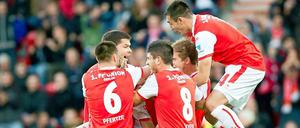 Der verdeckte Held: Irgendwo in der Jubel-Traube steckt Torsten Mattuschka, Siegtorschütze beim 1:0-Sieg gegen Aue.