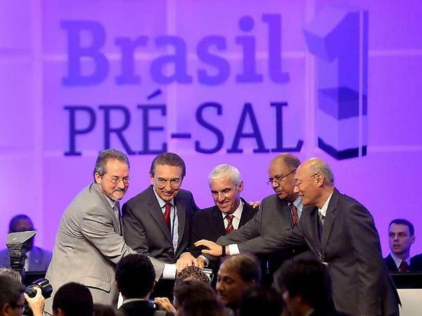 Der brasilianische Energieminister Edison Lobao (2.v.l.) mit Vertretern von Total, Shell, CNPC und CNOOC in Rio