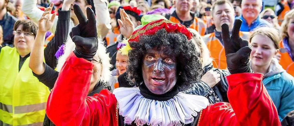 Protest gegen Vereinte Nationen. In Den Haag gingen mehrere hundert Menschen für den "Zwarte Piet" auf die Straße.