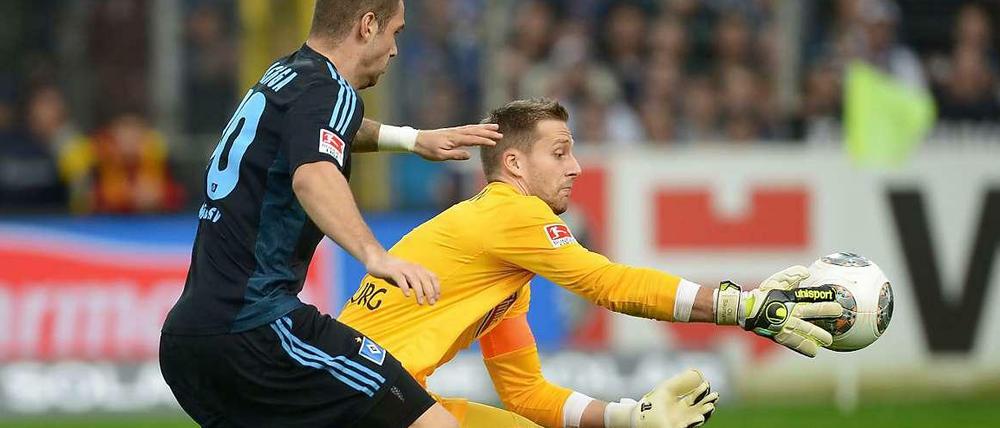 Fehlgriff: Freiburgs Torhüter Oliver Baumann schien den Ball schon sicher zu haben, doch die Kugel wollte lieber zu Pierre-Michel Lasogga ... und ins Tor.