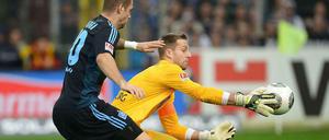 Fehlgriff: Freiburgs Torhüter Oliver Baumann schien den Ball schon sicher zu haben, doch die Kugel wollte lieber zu Pierre-Michel Lasogga ... und ins Tor.
