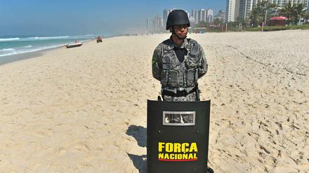 Am Strand von Rio de Janeiro sorgten brasilianische Einsatzkräfte während der Versteigerung für Sicherheit
