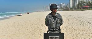 Am Strand von Rio de Janeiro sorgten brasilianische Einsatzkräfte während der Versteigerung für Sicherheit