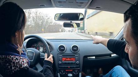 Fahranfänger zahlen die höchsten Versicherungsbeiträge. Deshalb können sie auch am meisten sparen: Mit einigen Tricks sind bis zu 1000 Euro im Jahr drin. 