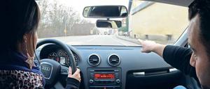 Fahranfänger zahlen die höchsten Versicherungsbeiträge. Deshalb können sie auch am meisten sparen: Mit einigen Tricks sind bis zu 1000 Euro im Jahr drin. 