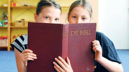 Lies mal. Im Religionsunterricht geht es nicht nur um die Bibel. 