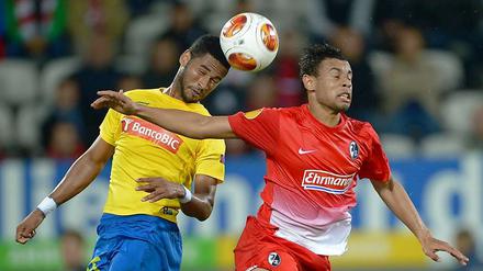 Delle im Spiel. Babanco (l.) köpft vor Freiburgs Francis Coquelin.