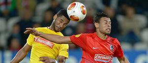 Delle im Spiel. Babanco (l.) köpft vor Freiburgs Francis Coquelin.
